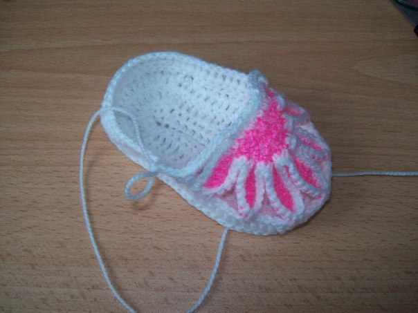 How-to-DIY-Pretty-Knitted-Flower-Baby-Booties-5