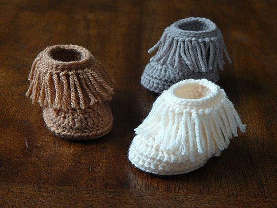 baby moccasin crochet with fringes 3