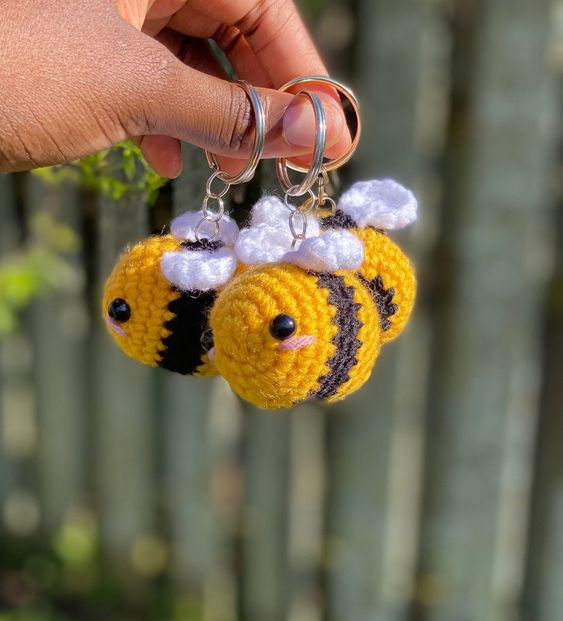 bee crochet keychain step by step 1
