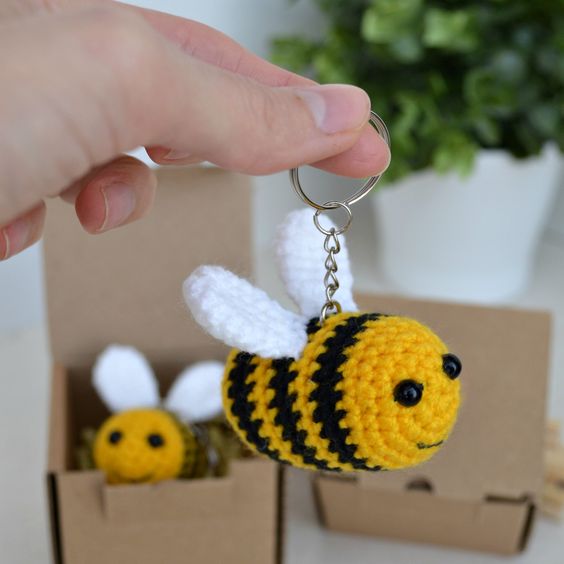 bee crochet keychain step by step 4
