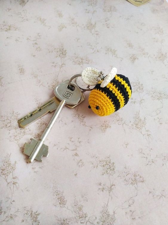 bee crochet keychain step by step 5