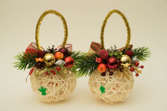 christmas balls with yarn and glue 9