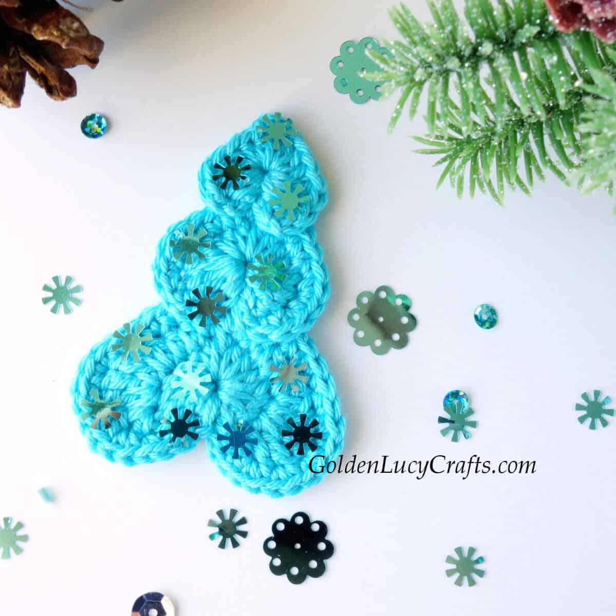 christmas decoration made with crochet hearts 2