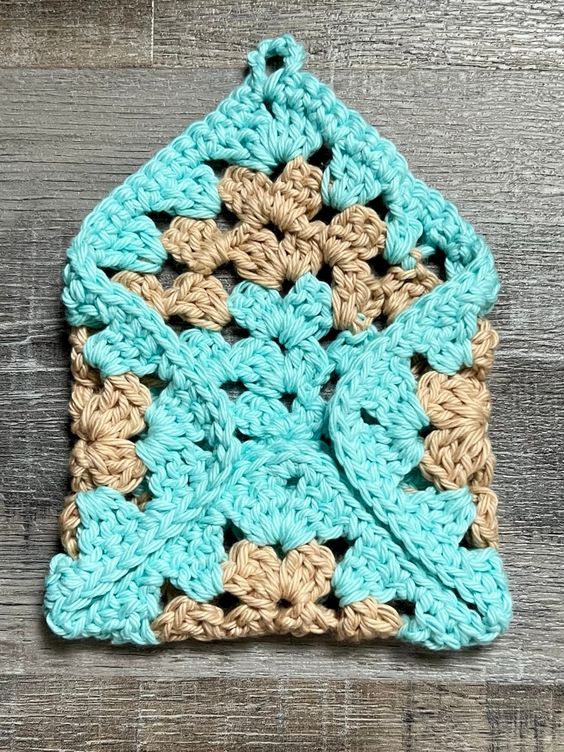 crafting a stylish crochet envelope bag 3