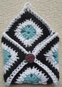 crafting a stylish crochet envelope bag 4