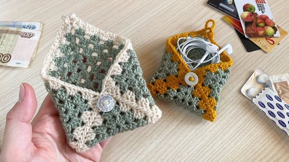 crafting a stylish crochet envelope bag 6