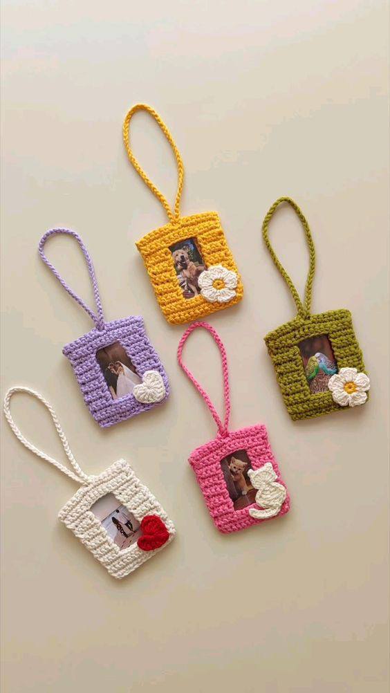 crochet a keychain for a photo holder