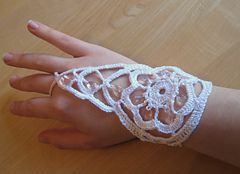 crochet bracelet with finger loop 4