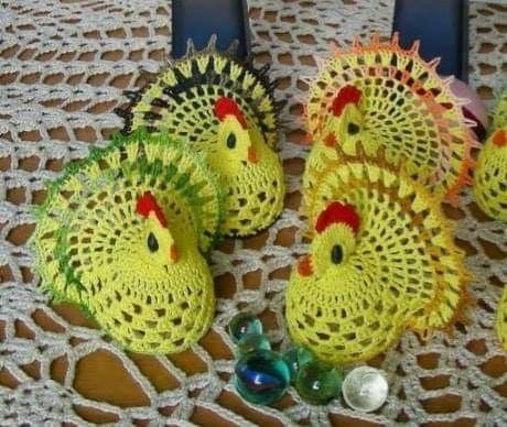 crochet chickens to use in your decor 1