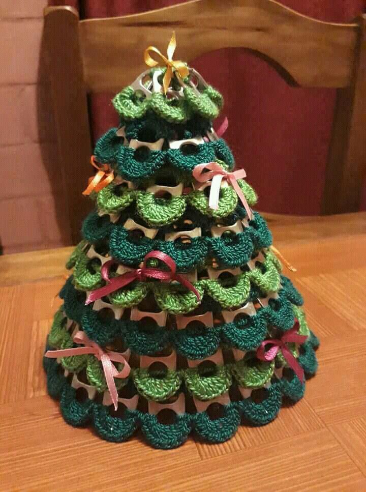 crochet christmas ornament on recycled can tab 4