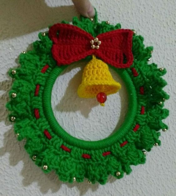 crochet christmas wreath with bells 9