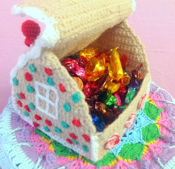 crochet gingerbread house 3