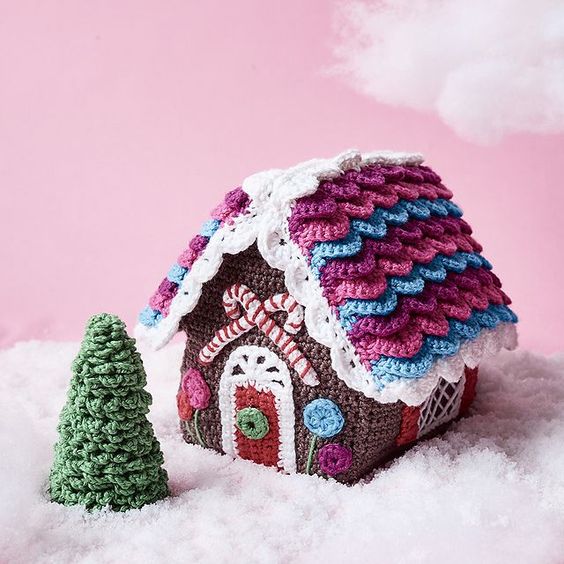 crochet gingerbread house 4