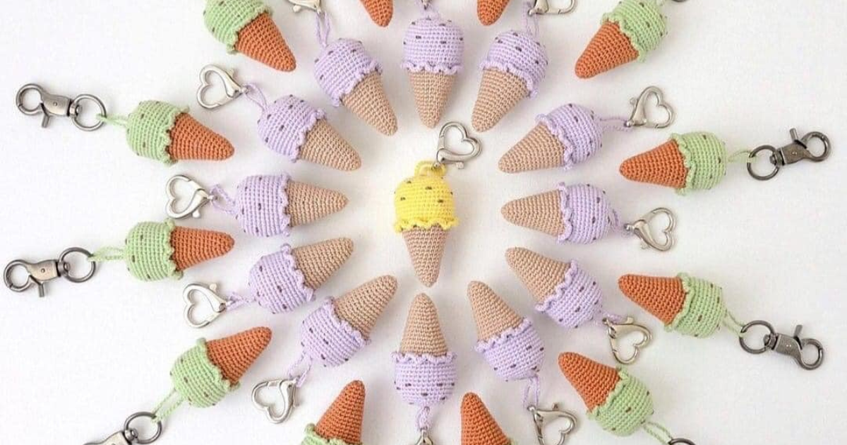 crochet ice cream keychain with tutorial