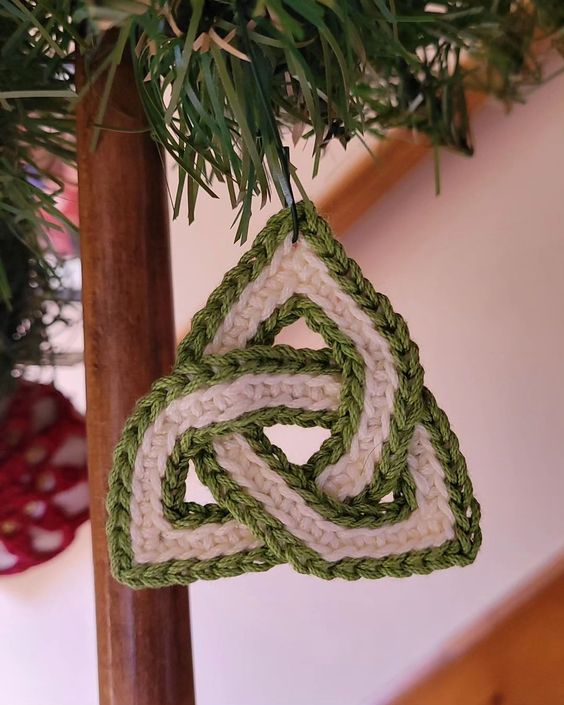 diy crochet celtic knot decoration 2 1