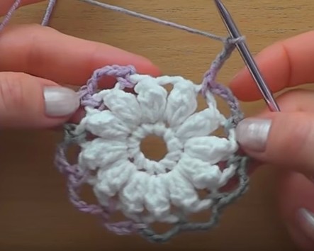 easy crochet flower tutorial video 1