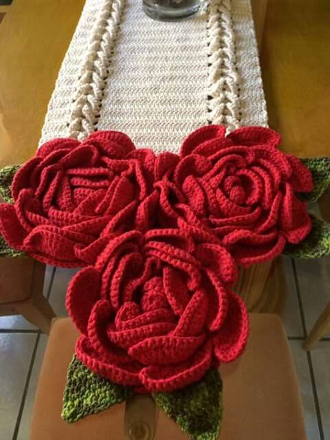 floral crochet table runner 2