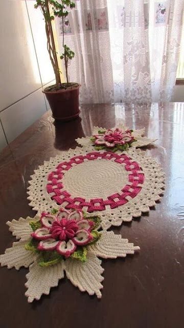 floral crochet table runner 4