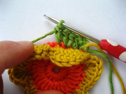 flower crochet pillow tutorial 16