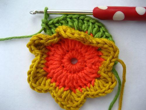 flower crochet pillow tutorial 17