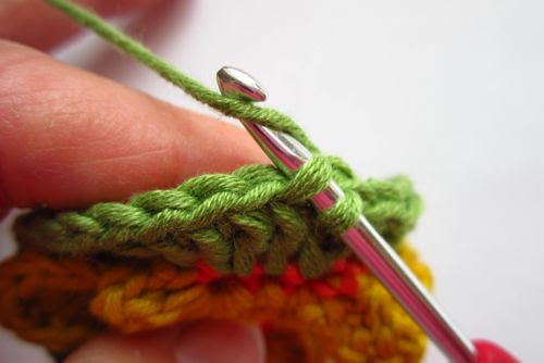flower crochet pillow tutorial 18