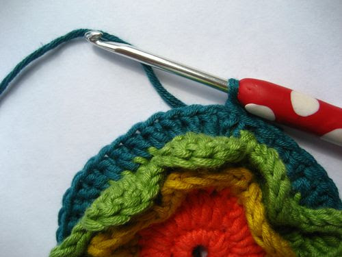 flower crochet pillow tutorial 22
