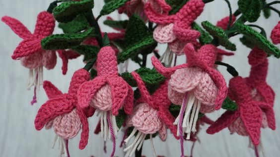 how to crochet a fuchsia flower 3