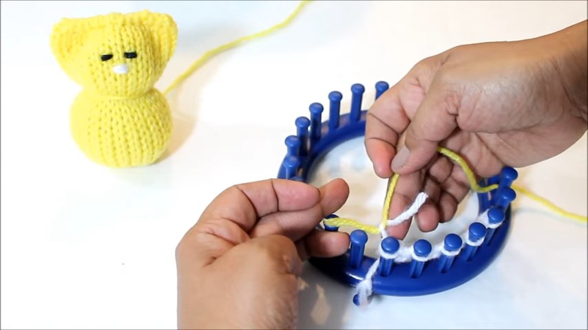 how to weave a kitten with a loom 13