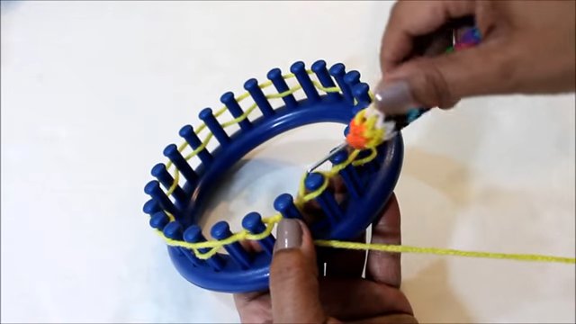 how to weave a kitten with a loom 2