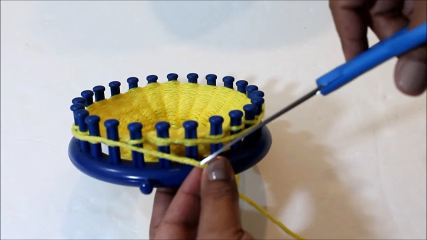 how to weave a kitten with a loom 3