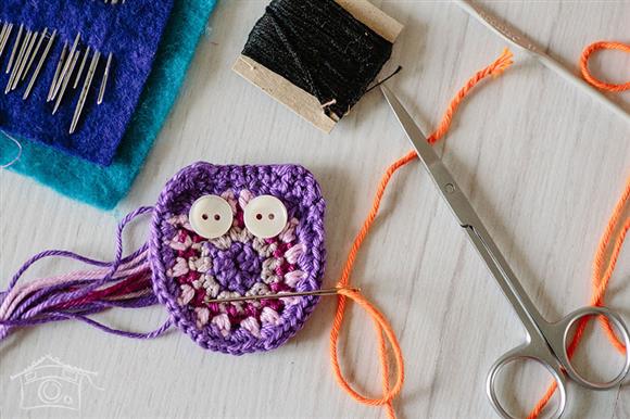 learn how to make a beautiful crochet owl keychain 8