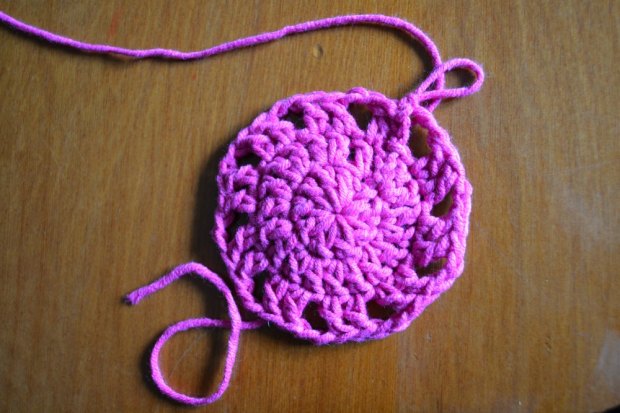 mini bag with crochet daisy step by step 2