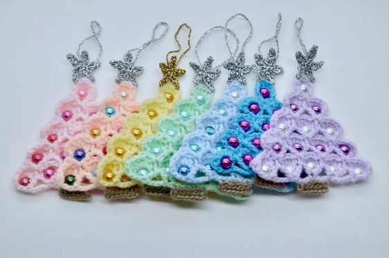 mini christmas trees made with crochet and beads 1