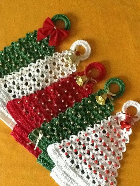 mini christmas trees made with crochet and beads 2