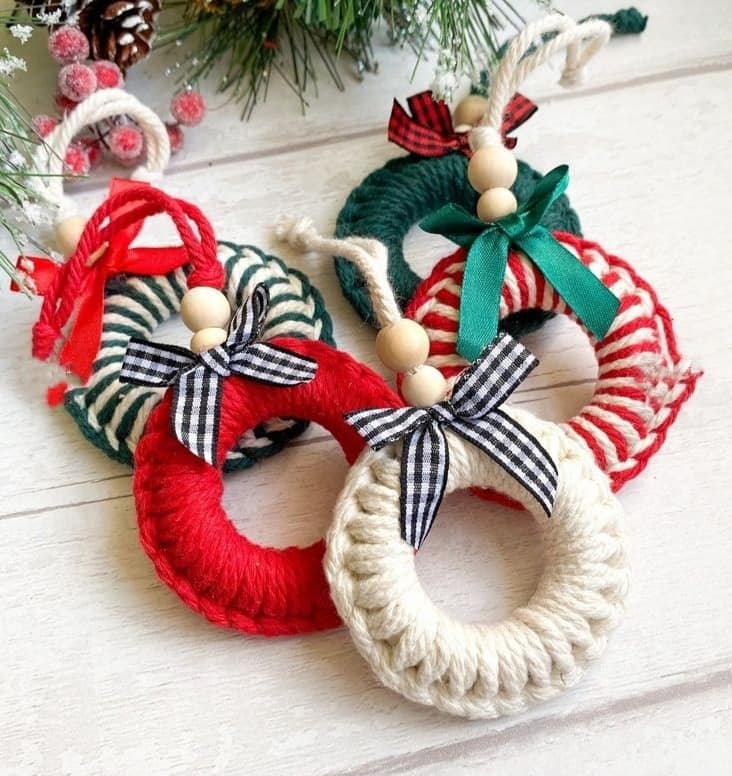 mini macrame christmas wreaths 8