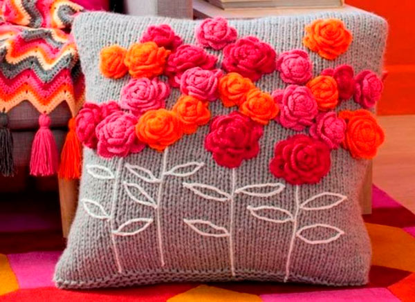 pillows decorated with crochet 2