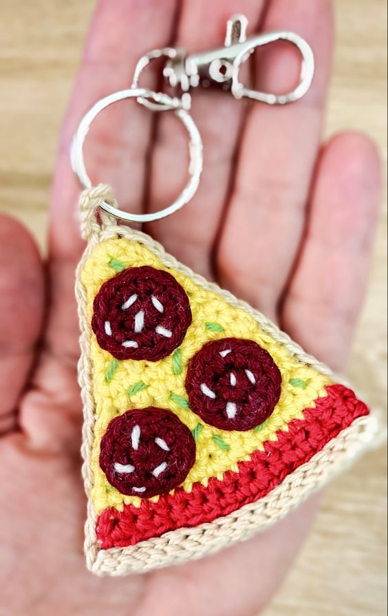 pizza slice keychain crochet 1