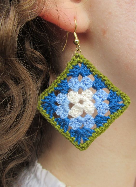 using crochet mini granny squares 4